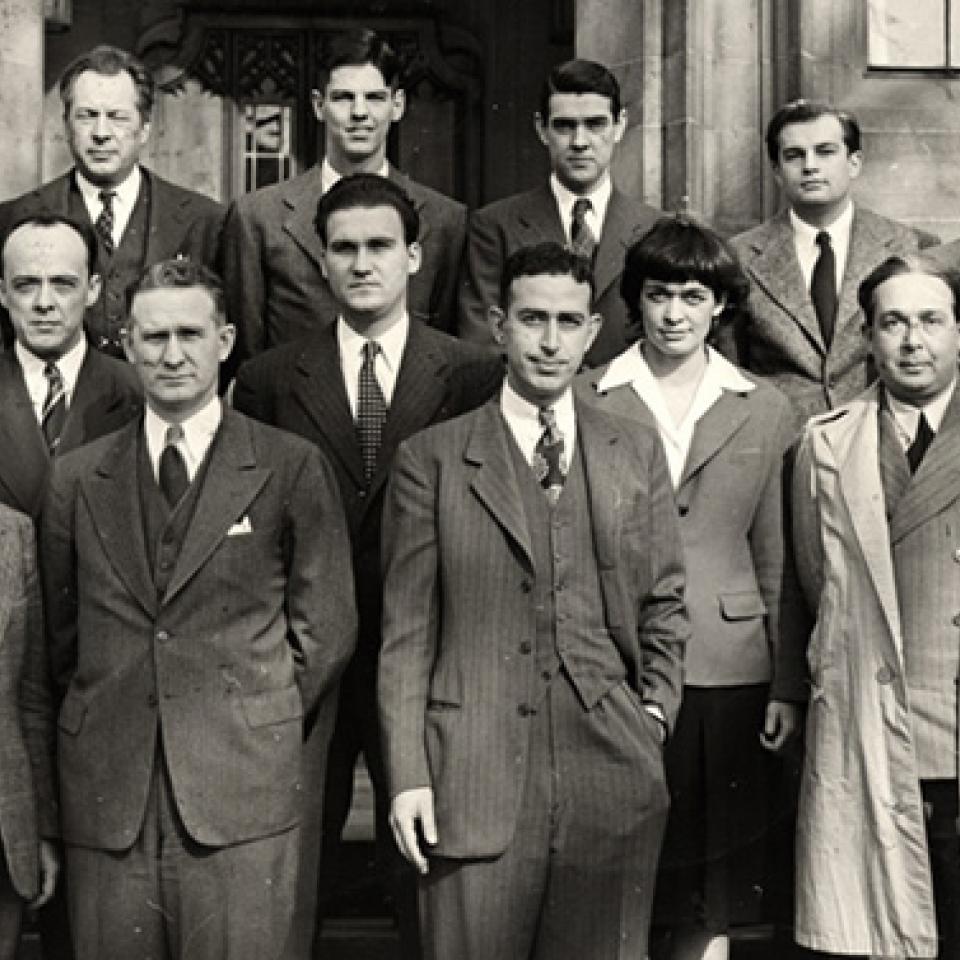 Scientists from the Met Lab in front of Eckhart Hall