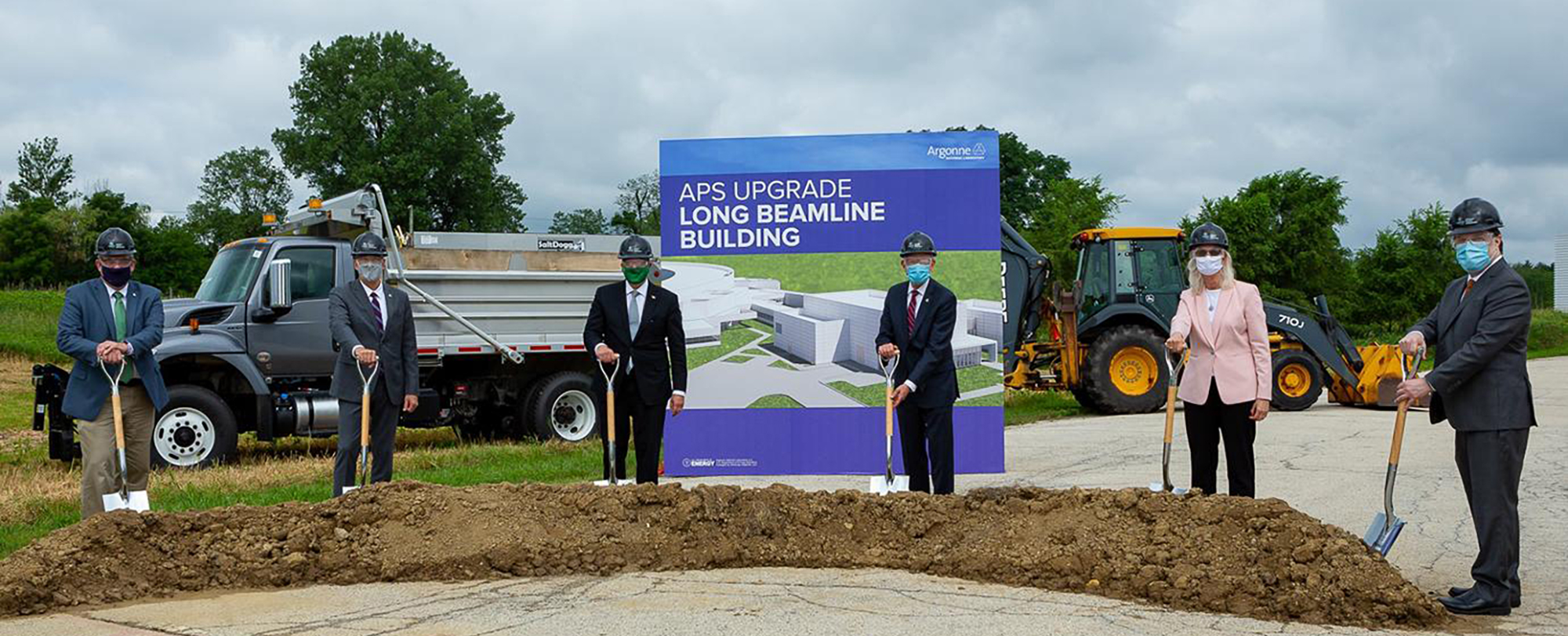 Leaders break ground on the Long Beamline Building, part of the upgrade to the APS.