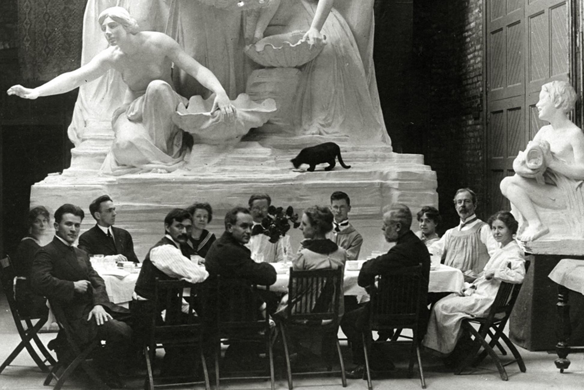 Sculptor Lorado Taft hosts a meal at Midway Studios in 1907. 