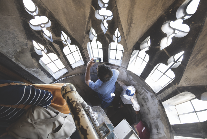 A view from above of people walking up the stairs of Rockefeller Chapel.